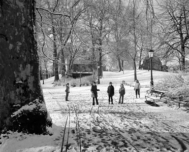 855359 Gezicht over het besneeuwde plantsoen op het bolwerk Manenburg te Utrecht; links het huis Manenburg 2 en rechts ...